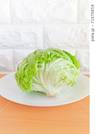 お皿に乗せた調理前のレタス 71870859