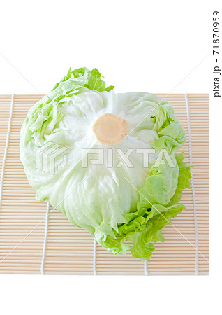 逆さまに置いたレタス 71870959