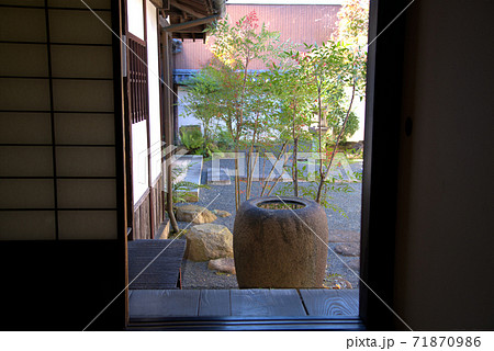 【重要伝統的建造物群保存地区】矢掛宿の本陣石井家の部屋から見た御成門側の庭　岡山県小田郡矢掛町 71870986