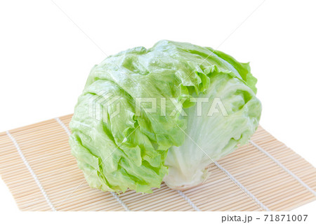 調理前の新鮮なレタス一個 調理前の新鮮なレタス一個 71871007