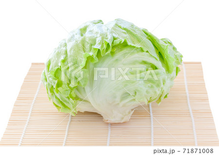 調理前の新鮮なレタス一個 71871008