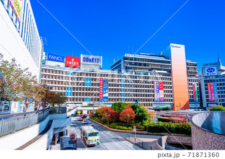 東京 新宿駅 秋の西口駅前 東京 新宿駅 秋の西口駅前 71871360