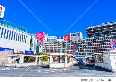 東京　新宿駅　西口駅前のバスターミナル 71871361