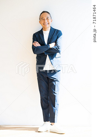 笑顔のシニア男性 71871464