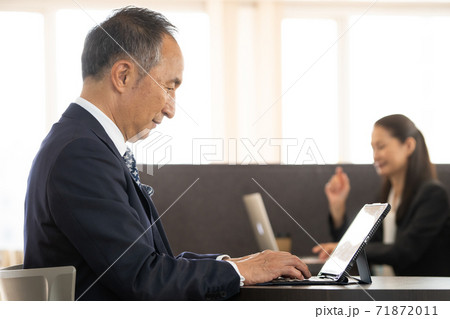 パソコンを使うシニア男性 71872011