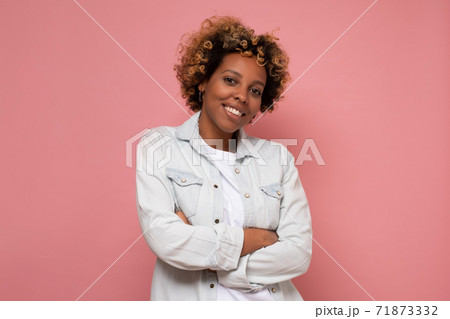 African young woman with shaggy hairstyle smiling cheerfully, feeling happy and carefree. 71873332