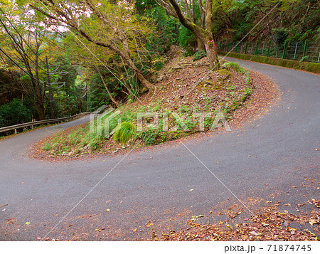 雲ケ畑 持越峠にある平均勾配12 の峠道 最大のヘアピンカーブの写真素材