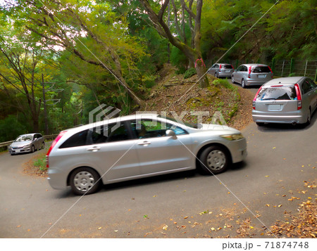 平均勾配12％の峠道を登る車 71874748