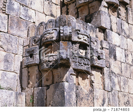 ウシュマル遺跡の雨神チャック 71874803