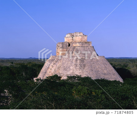 ウシュマル遺跡の魔法使いのピラミッド ウシュマル遺跡の魔法使いのピラミッド 71874805