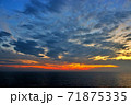 太平洋の夕焼け 71875335