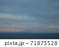 太平洋から望む富士山 71875528