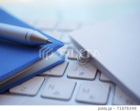 ビジネスイメージ・書類・手帳・キーボード ビジネスイメージ・書類・手帳・キーボード 71876349