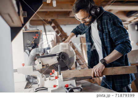 Carpenter working with circular saw 71879399
