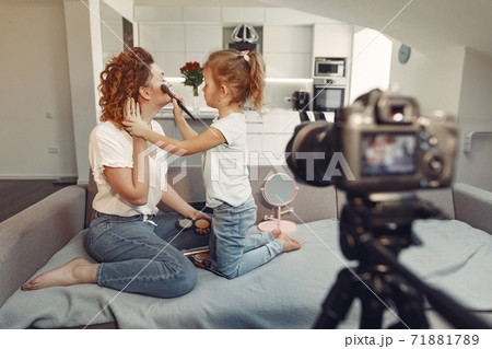Mother with daughter shoots a beauty blog 71881789