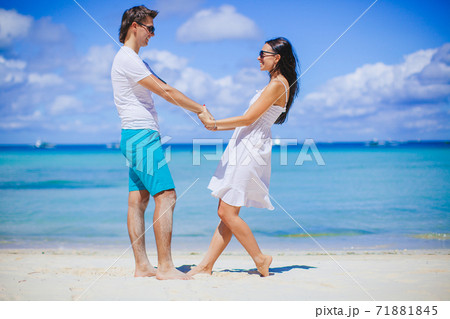 Young couple on white beach during summer vacation. 71881845