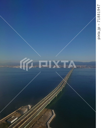 上空から見る関西国際空港連絡橋 71881947