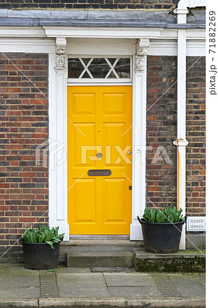 Yellow door 71882269