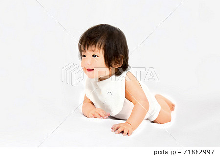 白背景の屋内でハイハイする乳児の全身、無コピースペース有り 71882997