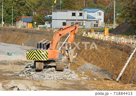 水路工事現場における重機でのコンクリートを粉砕する作業の写真素材