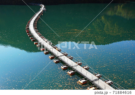 11月 奥多摩町125麦山の浮橋 ドラム缶橋 と奥多摩湖の紅葉の写真素材