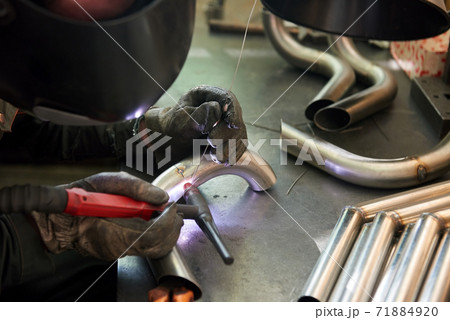 Work of a welder. 71884920