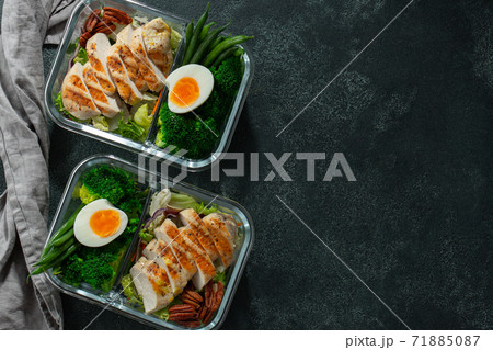 Healthy meal prep containers with chicken breast. 71885087