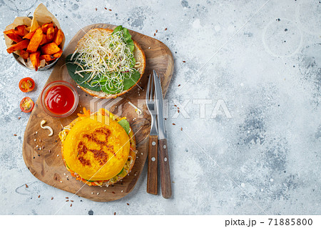 Healthy vegan burger with fresh vegetables. 71885800