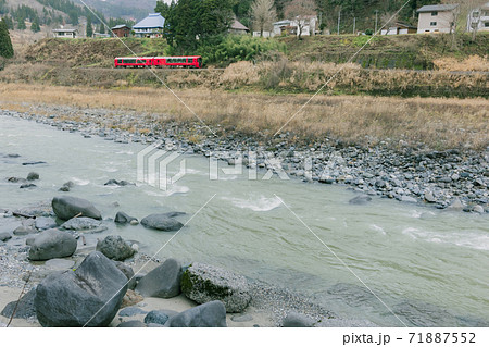 「えちごトキめきリゾート雪月花」大糸線乗り入れ【下里瀬にて】 「えちごトキめきリゾート雪月花」大糸線乗り入れ【下里瀬にて】 71887552