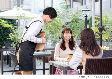 オープンカフェで働く男性 71888119