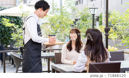 オープンカフェで働く男性 オープンカフェで働く男性 71888120