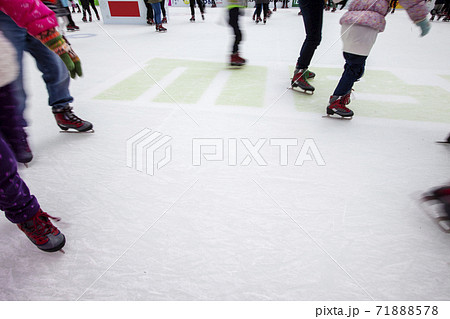 冬のスポーツ、アイススケートを楽しむ人々の下半身 71888578