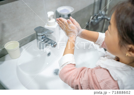 幼児 子供 手 71888602