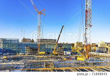 建設現場・タワークレーン車の景色 建設現場・タワークレーン車の景色 71888643