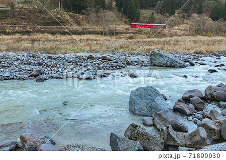 「えちごトキめきリゾート雪月花」大糸線乗り入れ【下里瀬にて】 「えちごトキめきリゾート雪月花」大糸線乗り入れ【下里瀬にて】 71890030