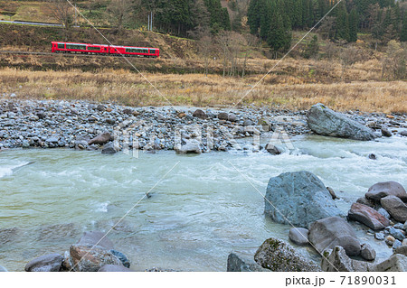 「えちごトキめきリゾート雪月花」大糸線乗り入れ【下里瀬にて】 71890031