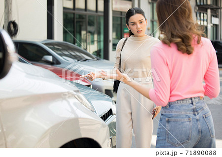 自動車事故にあった若い女性二人 71890088