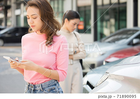 自動車事故にあった若い女性二人 自動車事故にあった若い女性二人 71890095