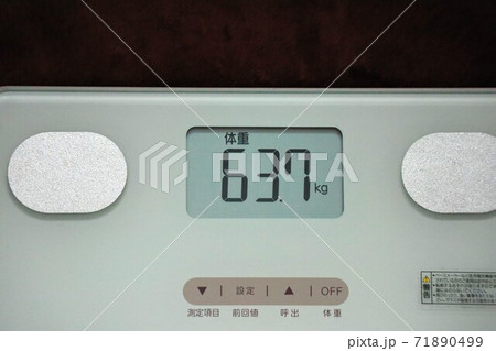 健康診断で体重測定 71890499