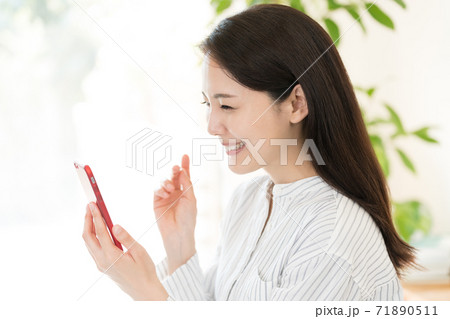 スマホを見る若い女性 71890511