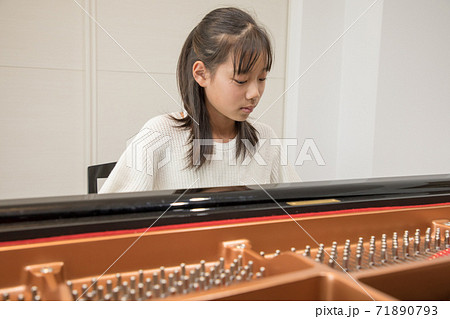 ピアノのレッスン中の少女 71890793