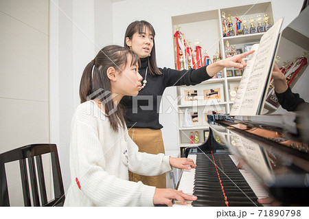 ピアノのレッスン中の少女 71890798