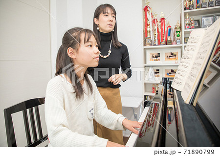 ピアノのレッスン中の少女 71890799