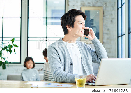 テレワーク 若い男性 71891288