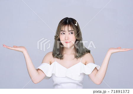 手先でポーズをする可愛い女性モデルの人物素材の写真素材