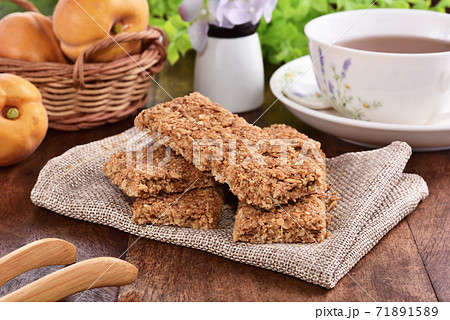 Crunchy granola bars Crunchy granola bars 71891589