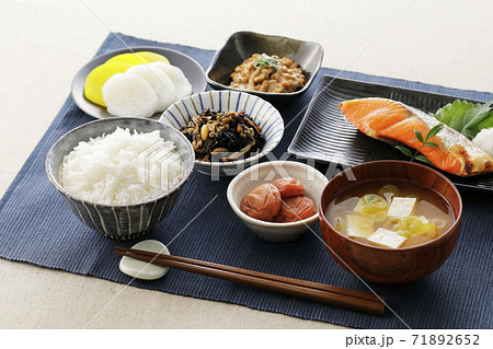 日本の朝食イメージ 和食 の写真素材 71892652 Pixta