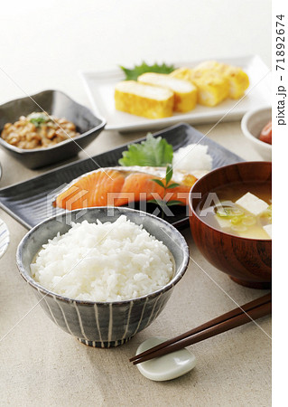 日本の朝食イメージ(和食) 日本の朝食イメージ(和食) 71892674