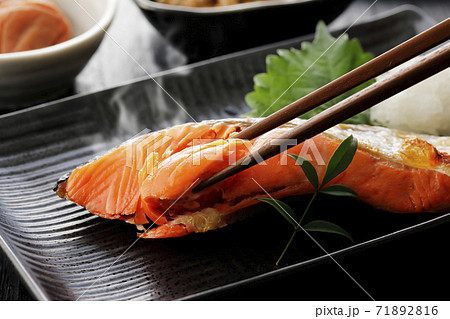 日本の朝食イメージ(鮭にクローズアップ) 日本の朝食イメージ(鮭にクローズアップ) 71892816