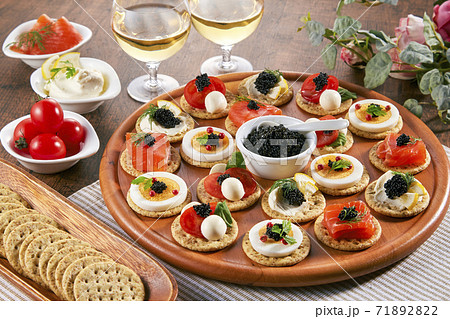 パーティー料理　カナッペ　キャビアを添えて 71892822